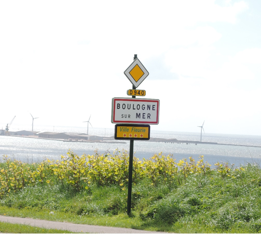 Illustration de l'article : Boulogne-sur-Mer (62) : Les policiers contraints de briser la vitre d’une voiture pour libérer un chien