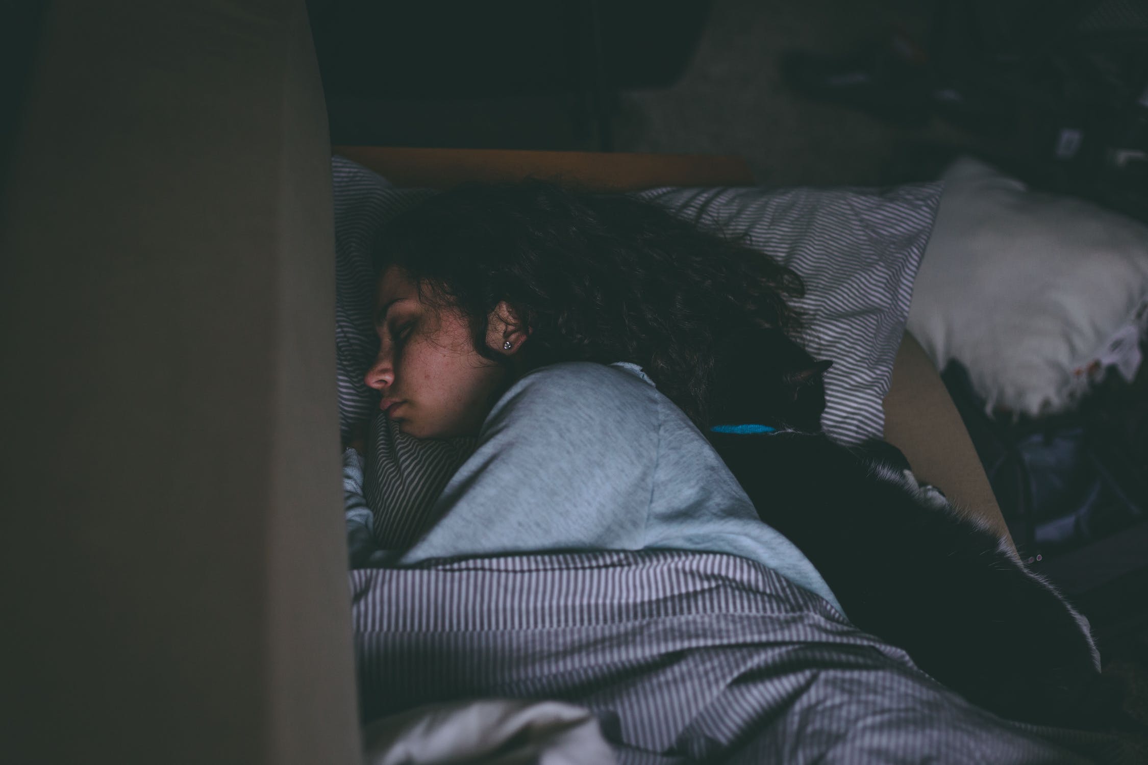 Illustration de l'article : D'après une étude, dormir avec votre animal est bon pour vous si vous souffrez de douleurs chroniques