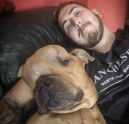 Il adopte un chien condamné simplement pour lui offrir les