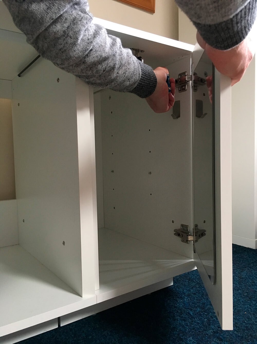 Le placard de rangement avec son miroir