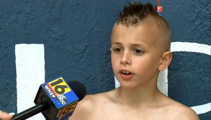 Illustration de l'article : Ce garçon de 9 ans ayant gagné de la nourriture pour chien pour une année, en a fait don à un refuge