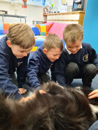 Illustration de l'article : Ces enfants reçoivent la visite d'un chien de thérapie qui les soutient dans leur apprentissage de la lecture