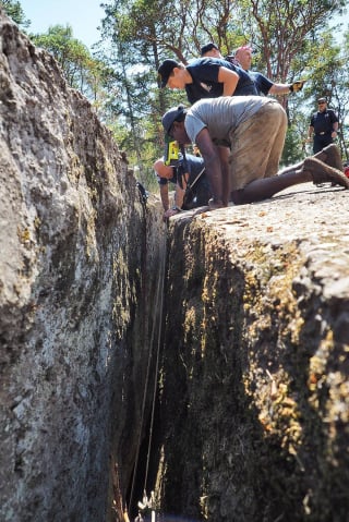 Illustration de l'article : Un petit chien fait une chute de 7 mètres dans une crevasse. Effaré, son propriétaire appelle les secours