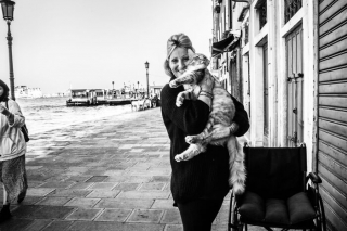Illustration de l'article : 20 photos en noir et blanc illustrant le lien unique entre des chats et leurs propriétaires