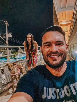 Illustration de l'article : Un chien errant boiteux s'invite à un mariage, le couple prend une décision inattendue à son sujet