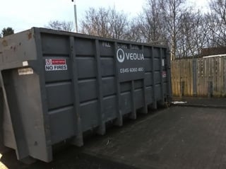 Illustration de l'article : Le sauvetage de 2 chats abandonnés dans une benne à ordures conduit à l'ouverture d'une enquête