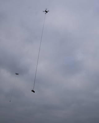 Illustration de l'article : « C'était une idée folle » : des saucisses attachées à des drones permettent de sauver la vie d'un chien