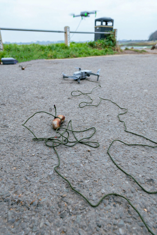 Illustration de l'article : « C'était une idée folle » : des saucisses attachées à des drones permettent de sauver la vie d'un chien