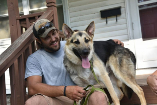 Illustration de l'article : Un chien d'assistance rencontre son ami pour la vie, un ancien militaire, grâce à une association