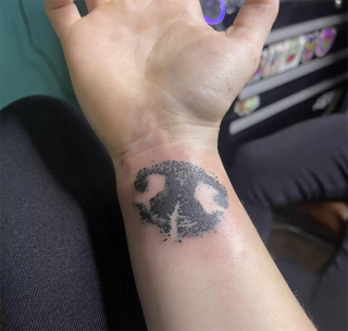 Illustration de l'article : Une femme perd son chien subitement et décide de lui rendre hommage avec un tatouage des plus touchant 
