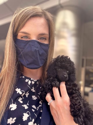 Illustration de l'article : Cette femme a trouvé le job de ses rêves : elle accompagne les chiens lors des voyages en avion !