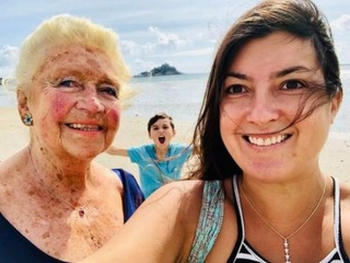 Illustration de l'article : Une grand-mère de 86 ans dévastée lorsqu'une association lui annonce qu'elle est "trop vieille" pour adopter un animal