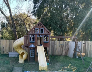 Illustration de l'article : Un couple transforme la cabane de jeux de leurs enfants et en fait un enclos génial pour leur chat