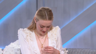Illustration de l'article : L'actrice Dakota Fanning se confie sur le précieux souvenir qu'elle garde de son défunt chien