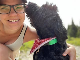 Illustration de l'article : Cette promeneuse de chiens raconte comment son activité auprès des canidés l'a aidée dans sa santé mentale