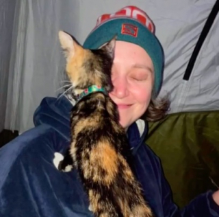 Illustration de l'article : Des randonneurs font la rencontre d’un chat mal en point, mais vont tout faire pour l'aider à repartir du bon pied (vidéo)