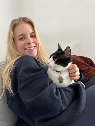 Illustration de l'article : Un couple en vacances en Grèce se prend d’affection pour un chat errant, et se donne pour mission de l’adopter en Angleterre (vidéo)