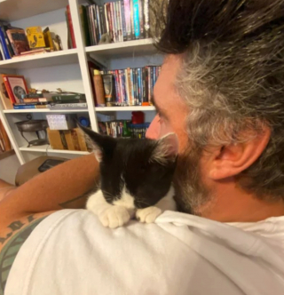 Illustration de l'article : 20 photos touchantes de chats et de chiens dont la vie a changé grâce à l'adoption