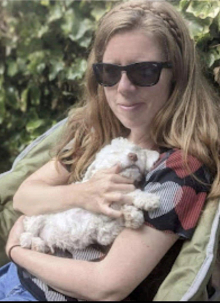 Illustration de l'article : Un chien atteint de surdité apprend la langue des signes aux côtés de sa maîtresse (vidéo)