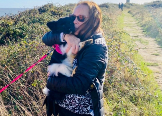 Illustration de l'article : Sa chienne tombée d'une falaise, elle place ses ultimes espoirs entre les mains des pompiers