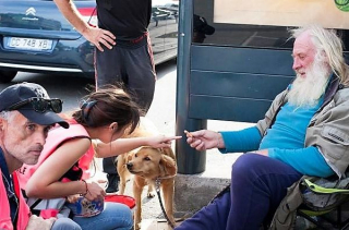 Illustration de l'article : Vivre dans la rue avec son animal de compagnie, c’est relever les défis ensemble, à chaque instant