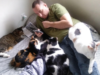Illustration de l'article : 16 photos touchantes de papas qui ne voulaient pas d'animaux à la maison et qui en sont finalement tombés amoureux