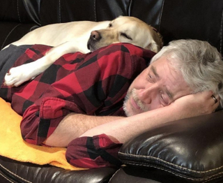 Illustration de l'article : 16 photos touchantes de papas qui ne voulaient pas d'animaux à la maison et qui en sont finalement tombés amoureux