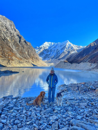 Illustration de l'article : 20 superbes photos de la virée d'un duo de chiens sur l'un des plus beaux sites naturels du Népal