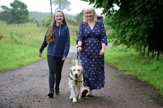 Illustration de l'article : Une jeune fille atteinte d’une déficience visuelle retrouve goût à la vie grâce à sa chienne d’assistance