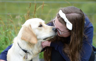 Illustration de l'article : Une jeune fille atteinte d’une déficience visuelle retrouve goût à la vie grâce à sa chienne d’assistance