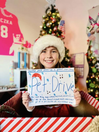 Illustration de l'article : Une fillette de 9 ans rend hommage à sa chienne décédée en offrant un Noël mémorable aux animaux d'un refuge