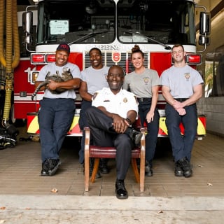 Illustration de l'article : Un chat errant s'est invité dans une caserne de pompiers 15 ans plus tôt et ne l'a plus quittée