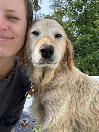 Illustration de l'article : Soulagée d’avoir été sauvée de la rue, cette chienne esquisse un doux sourire sur son visage (vidéo)