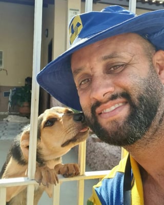 Illustration de l'article : 20 nouveaux selfies canins partagés par Antunes, facteur créant des liens uniques avec les chiens