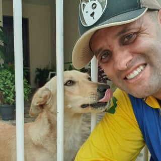 Illustration de l'article : 20 nouveaux selfies canins partagés par Antunes, facteur créant des liens uniques avec les chiens