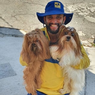 Illustration de l'article : 20 nouveaux selfies canins partagés par Antunes, facteur créant des liens uniques avec les chiens