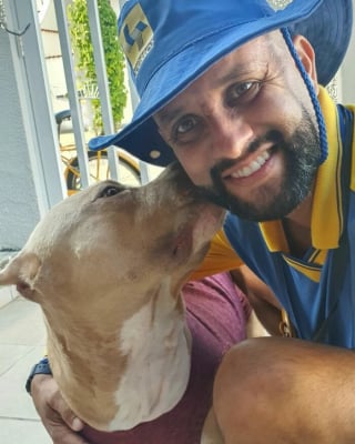 Illustration de l'article : 20 nouveaux selfies canins partagés par Antunes, facteur créant des liens uniques avec les chiens