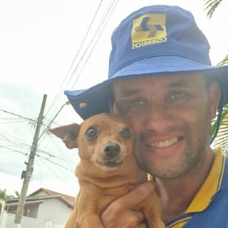 Illustration de l'article : 20 nouveaux selfies canins partagés par Antunes, facteur créant des liens uniques avec les chiens