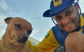 Illustration de l'article : 20 nouveaux selfies canins partagés par Antunes, facteur créant des liens uniques avec les chiens