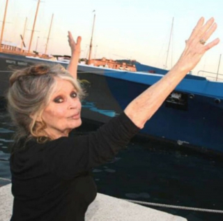 Illustration de l'article : Fripouille n'est plus : Brigitte Bardot et son mari partagent leur tristesse et rendent hommage à leur chienne