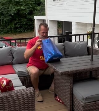 Illustration de l'article : Cet homme est ému aux larmes lors de la fête des Pères, quelques mois après le décès de son chien (vidéo)