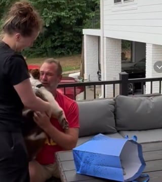 Illustration de l'article : Cet homme est ému aux larmes lors de la fête des Pères, quelques mois après le décès de son chien (vidéo)