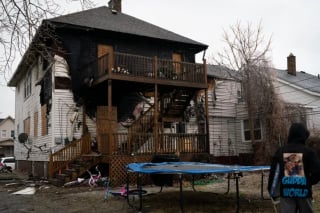 Illustration de l'article : Un chien salué en héros pour être resté aux côtés du bébé de ses maîtres pendant un incendie