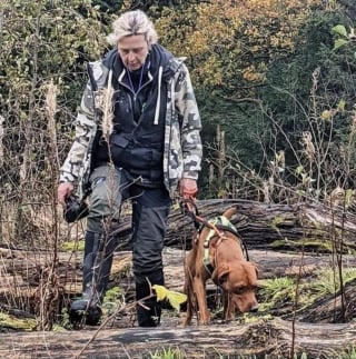 Illustration de l'article : Elle craint le pire pour son chien enseveli sous la terre, jusqu'à l'arrivée d'une bénévole et de son héros à 4 pattes