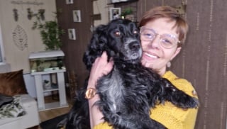Illustration de l'article : Négligée par son ancien maître pendant 12 ans, une chienne sourde renoue avec le bonheur grâce à une femme aimante 
