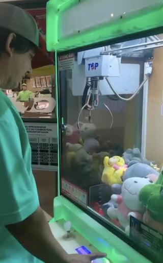 Un homme jouant sur une machine à pince gagne une peluche à laquelle il  ne s'attendait pas (vidéo)