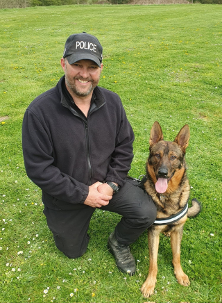 Illustration de l'article : Un chiot sauvé lors d'une descente de police devient un super chien détective