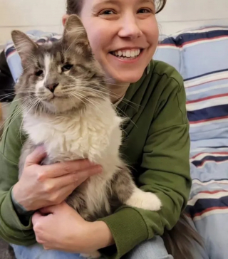 Illustration de l'article : Un chat de refuge aux yeux minuscules et débordant d'affection attend sa chance pendant 2 ans