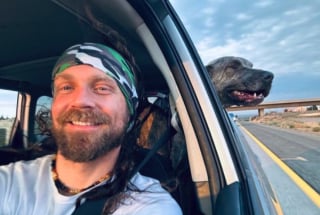 Illustration de l'article : Moose, le chien triste qui avait passé 400 jours en refuge, a enfin retrouvé le sourire ! (vidéo)