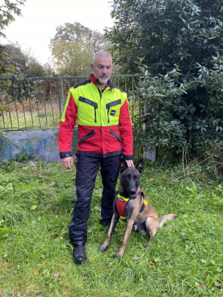 Illustration de l'article : 2 chiens pompiers unissent leurs talents dans une course contre la montre pour retrouver un quinquagénaire disparu depuis des heures